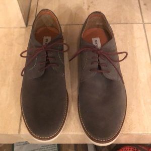 Men’s grey suede loafers w/ burgundy strings